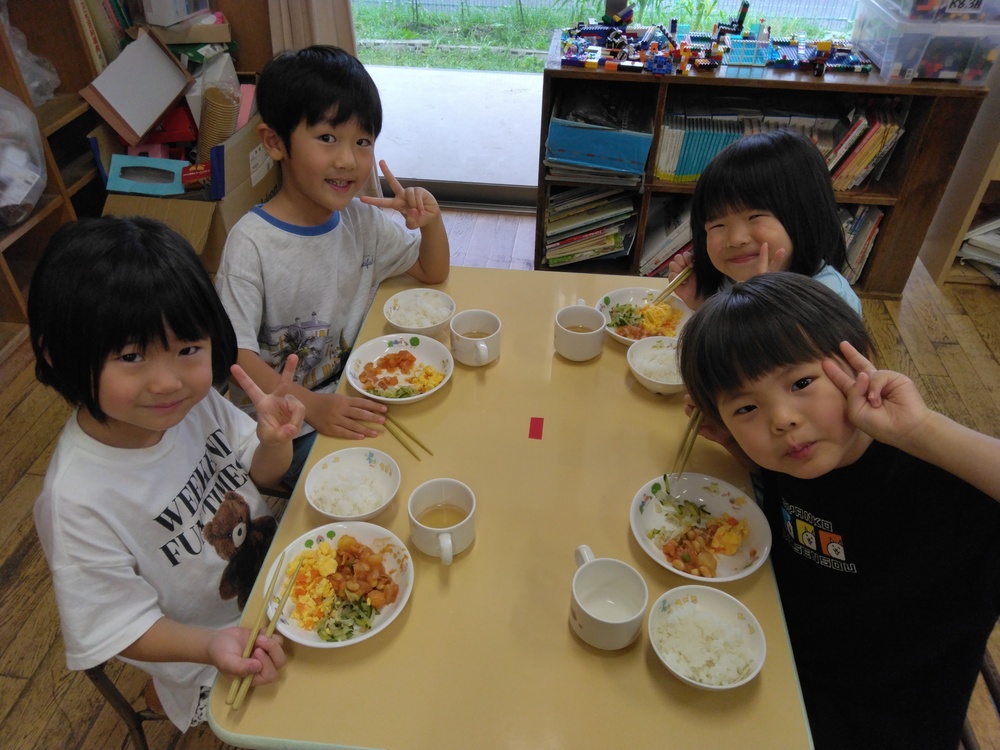 給食を食べている様子１