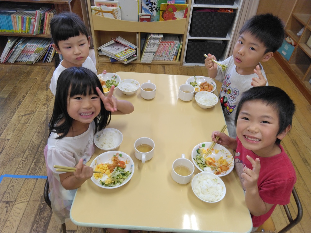 給食を食べている様子２