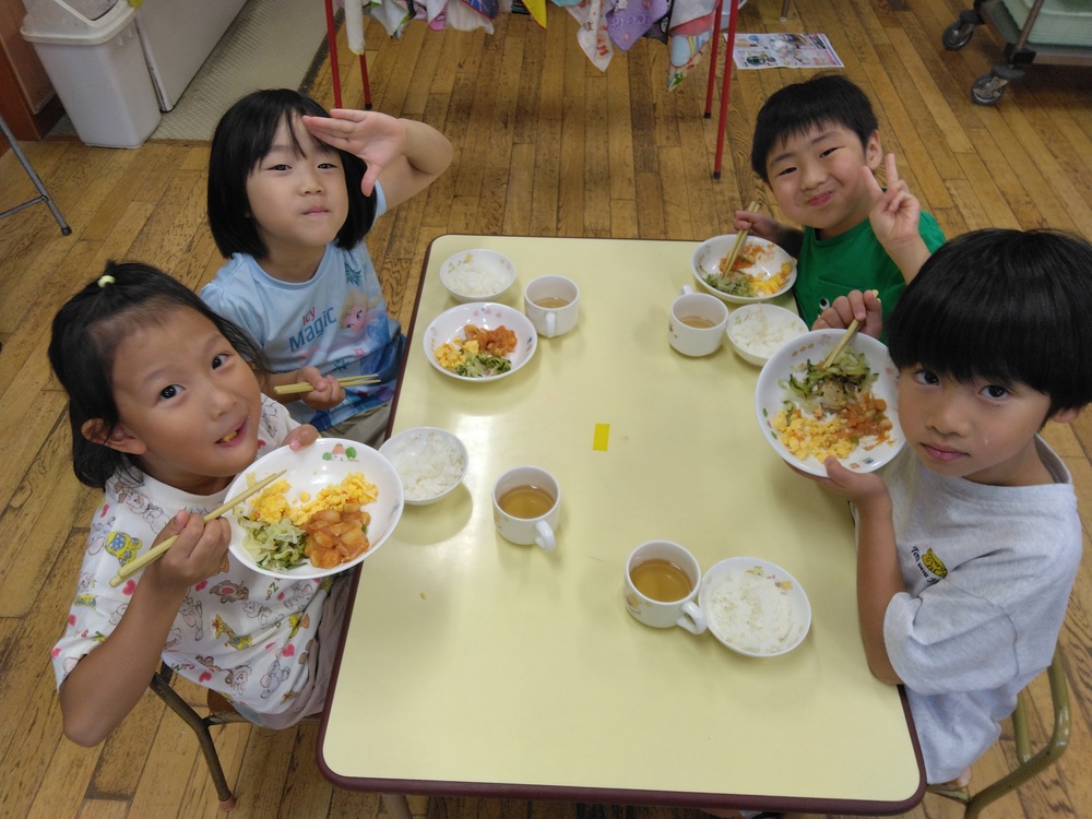 給食を食べている様子３
