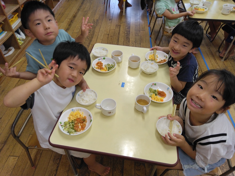 給食を食べている様子４