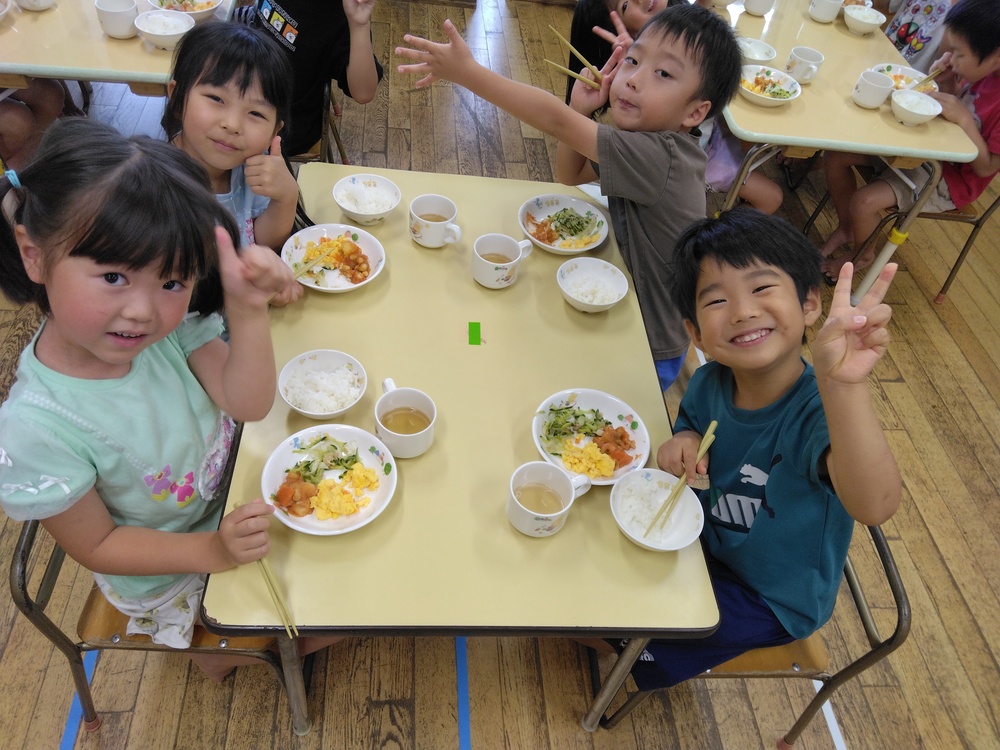給食を食べている様子５