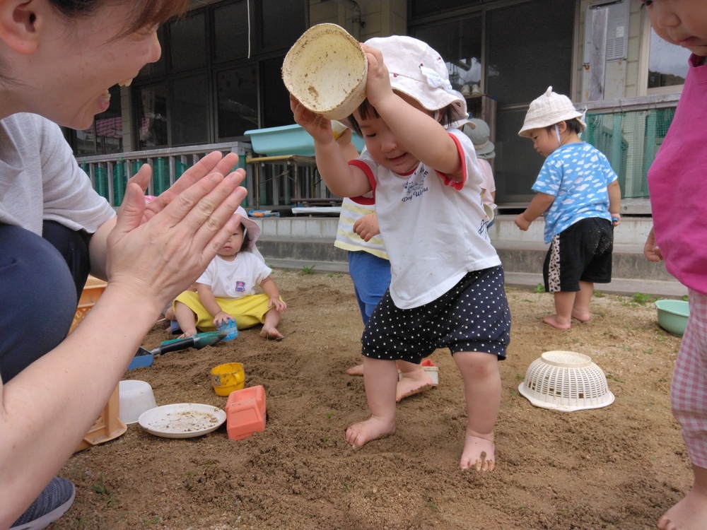 園庭遊びをする子ども (1)