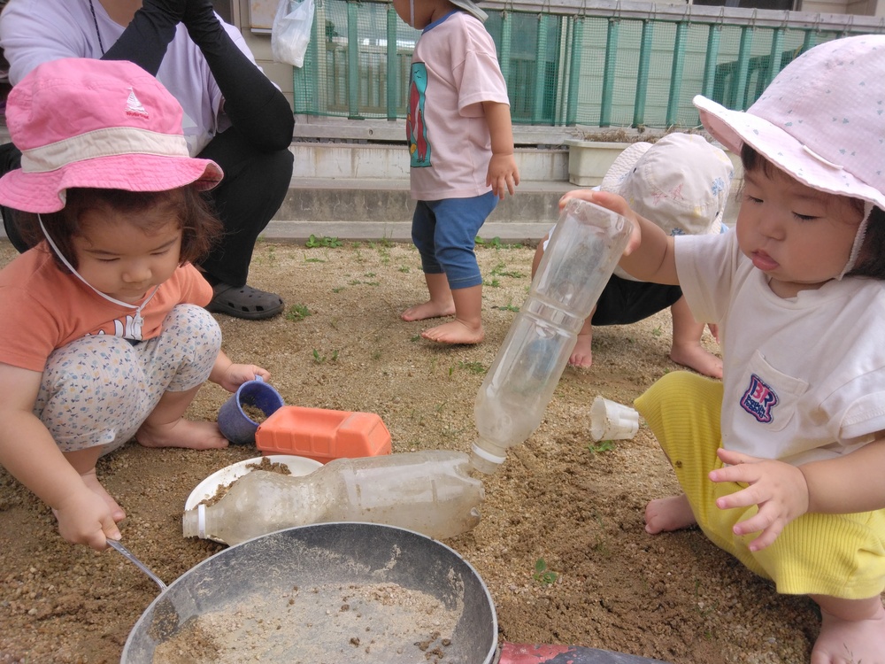 園庭遊びをする子ども (2)