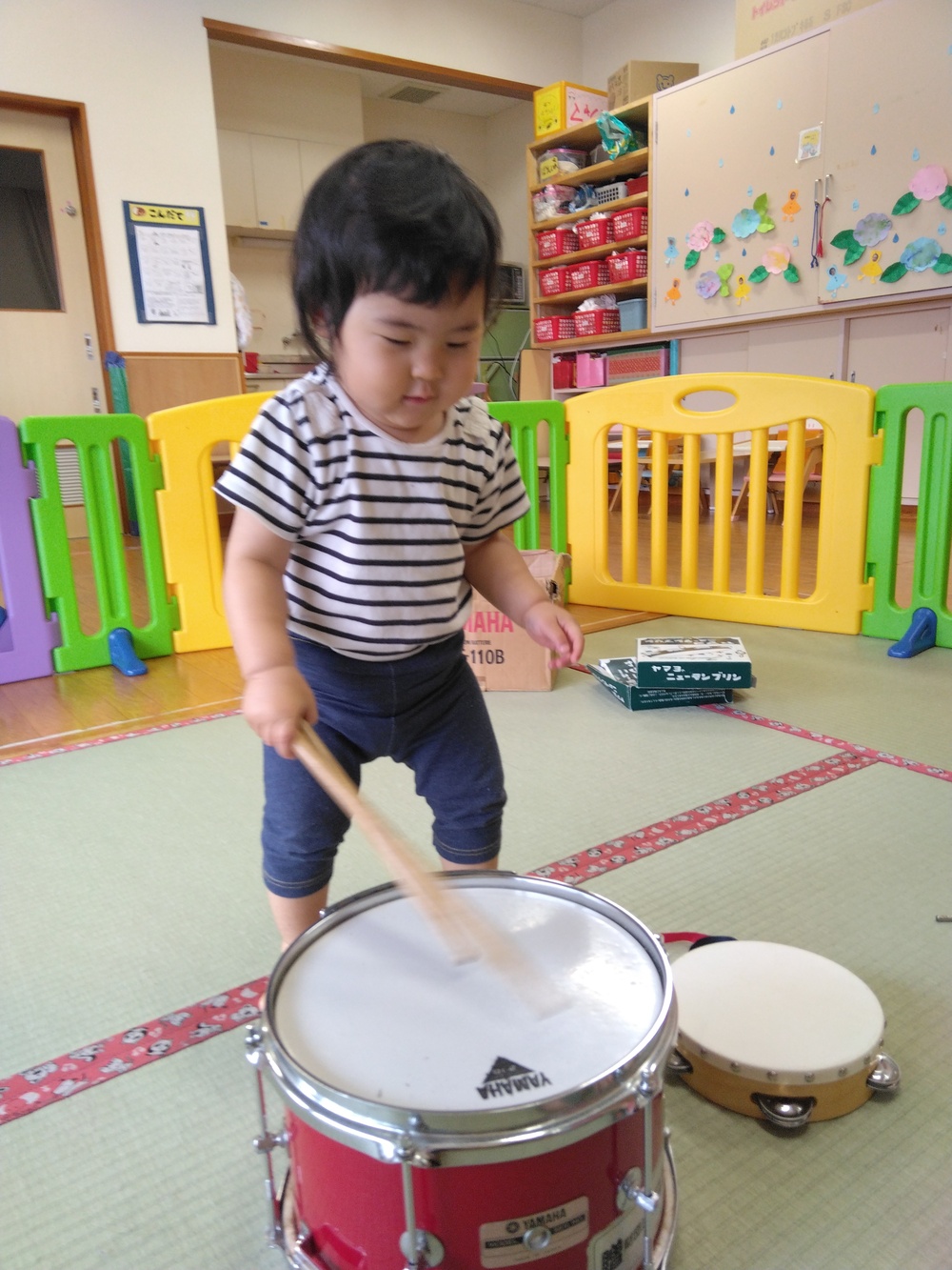 楽器に触れる子ども⑵