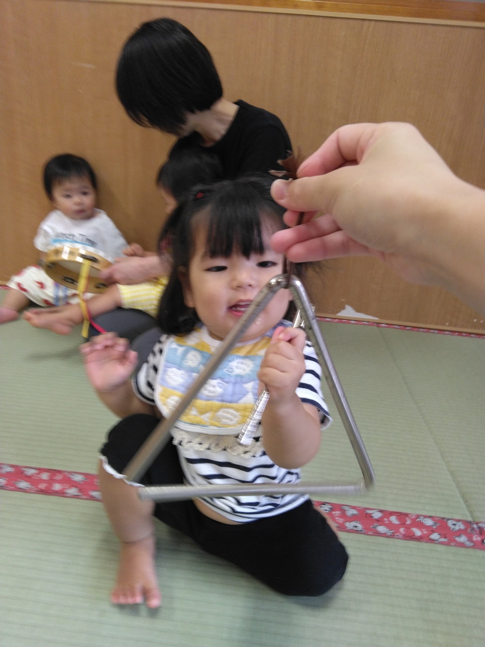 楽器に触れる子ども⑶