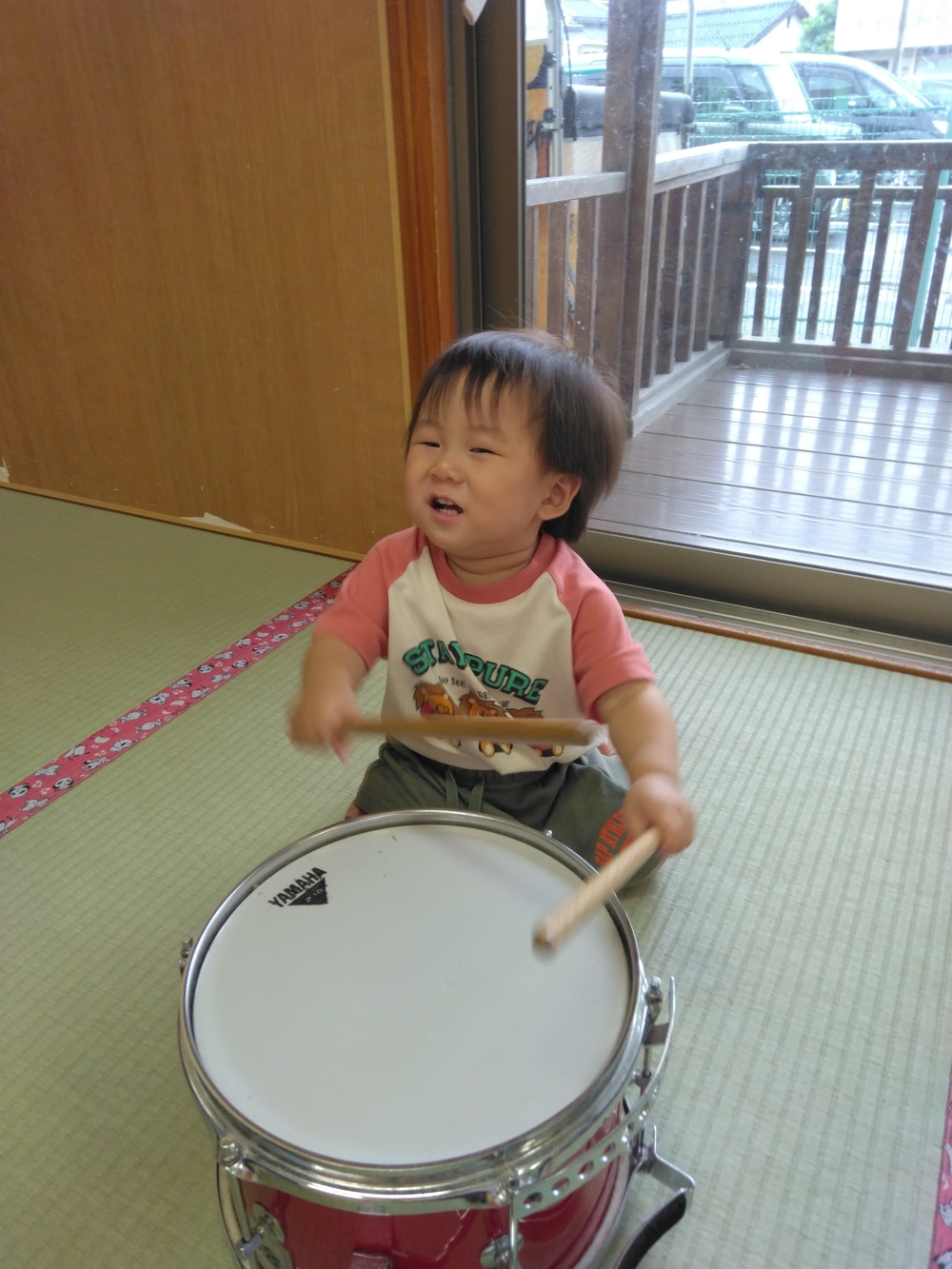 楽器に触れる子ども⑷