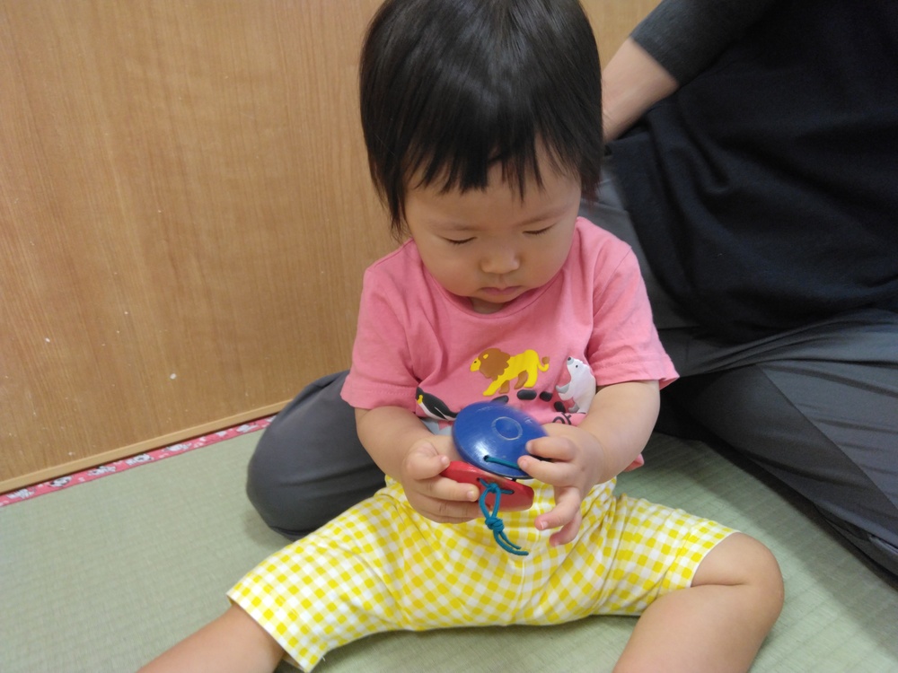 楽器に触れる子ども⑸