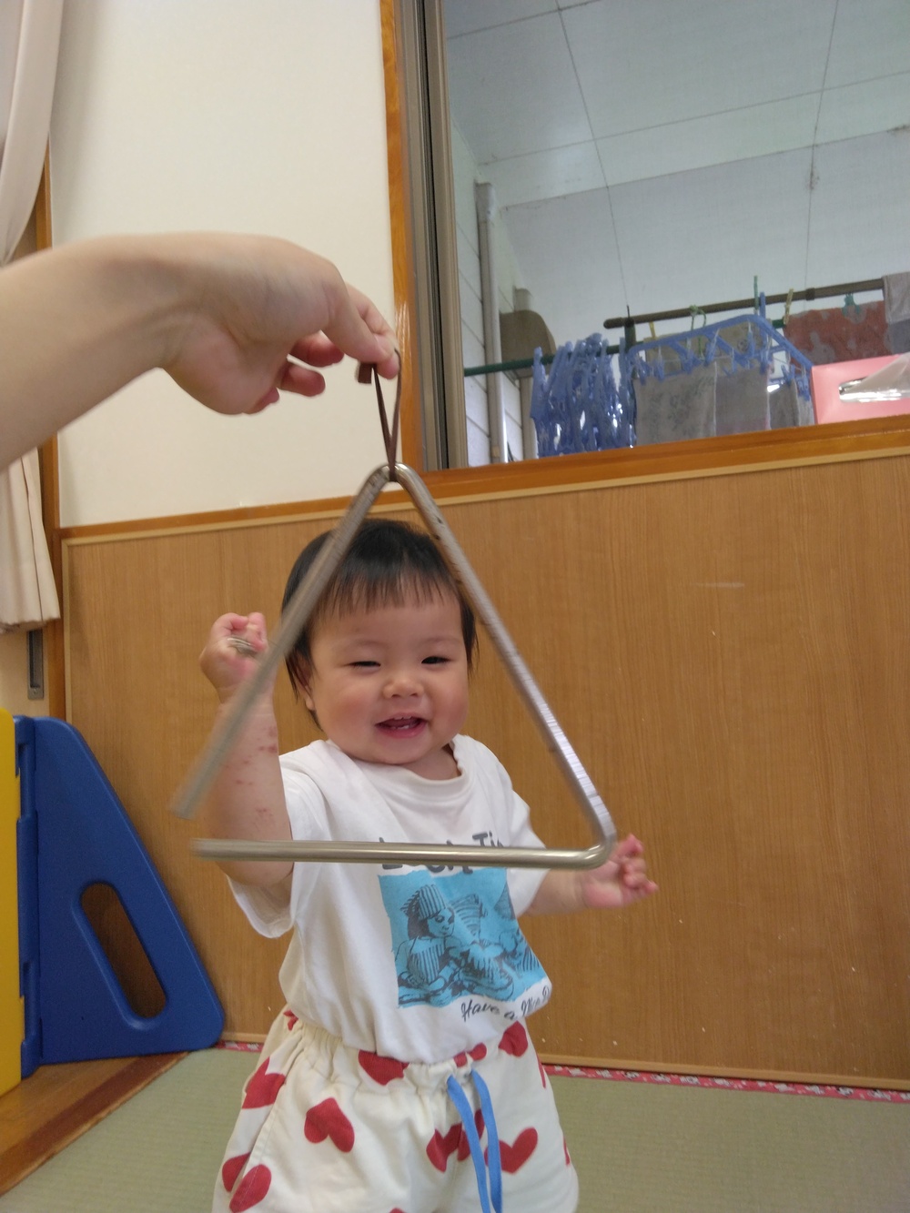 楽器に触れる子ども⑹