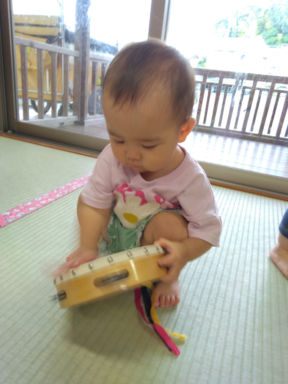 楽器に触れる子ども⑺