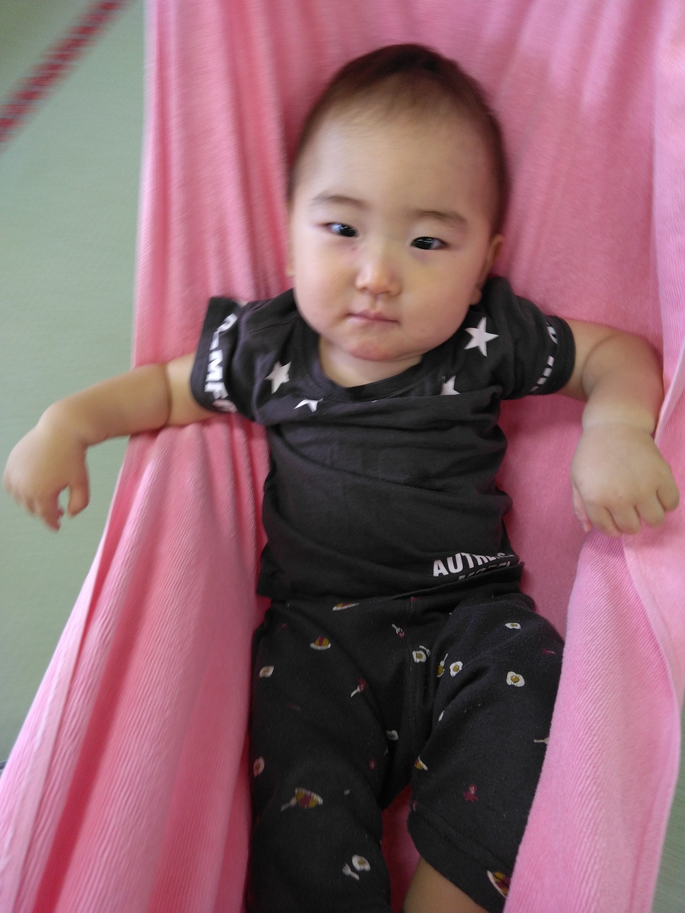 ハンモックに寝転ぶ子ども