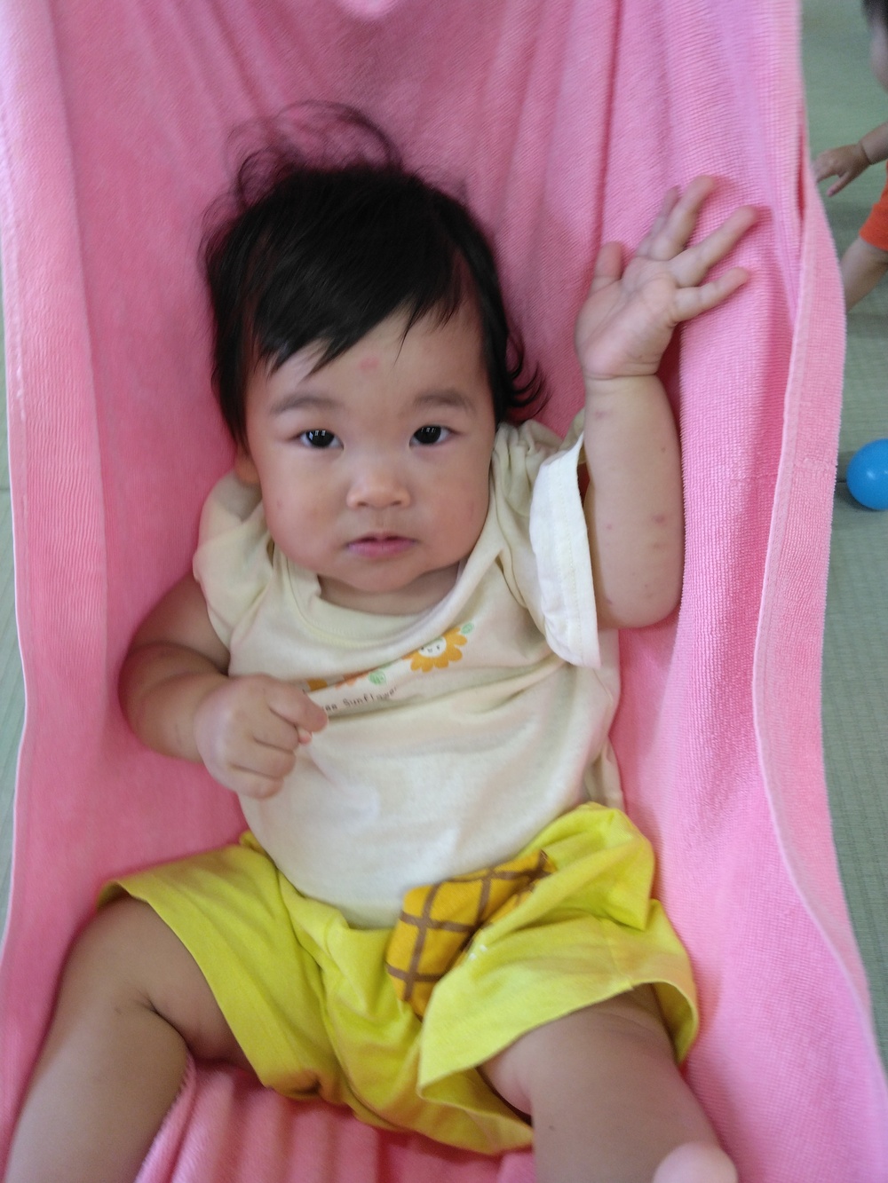 ハンモックに寝転ぶ子ども２