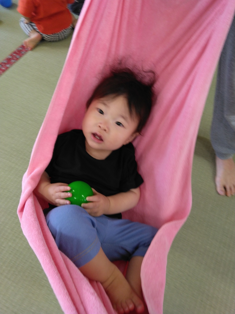 ハンモックに寝転ぶ子ども５