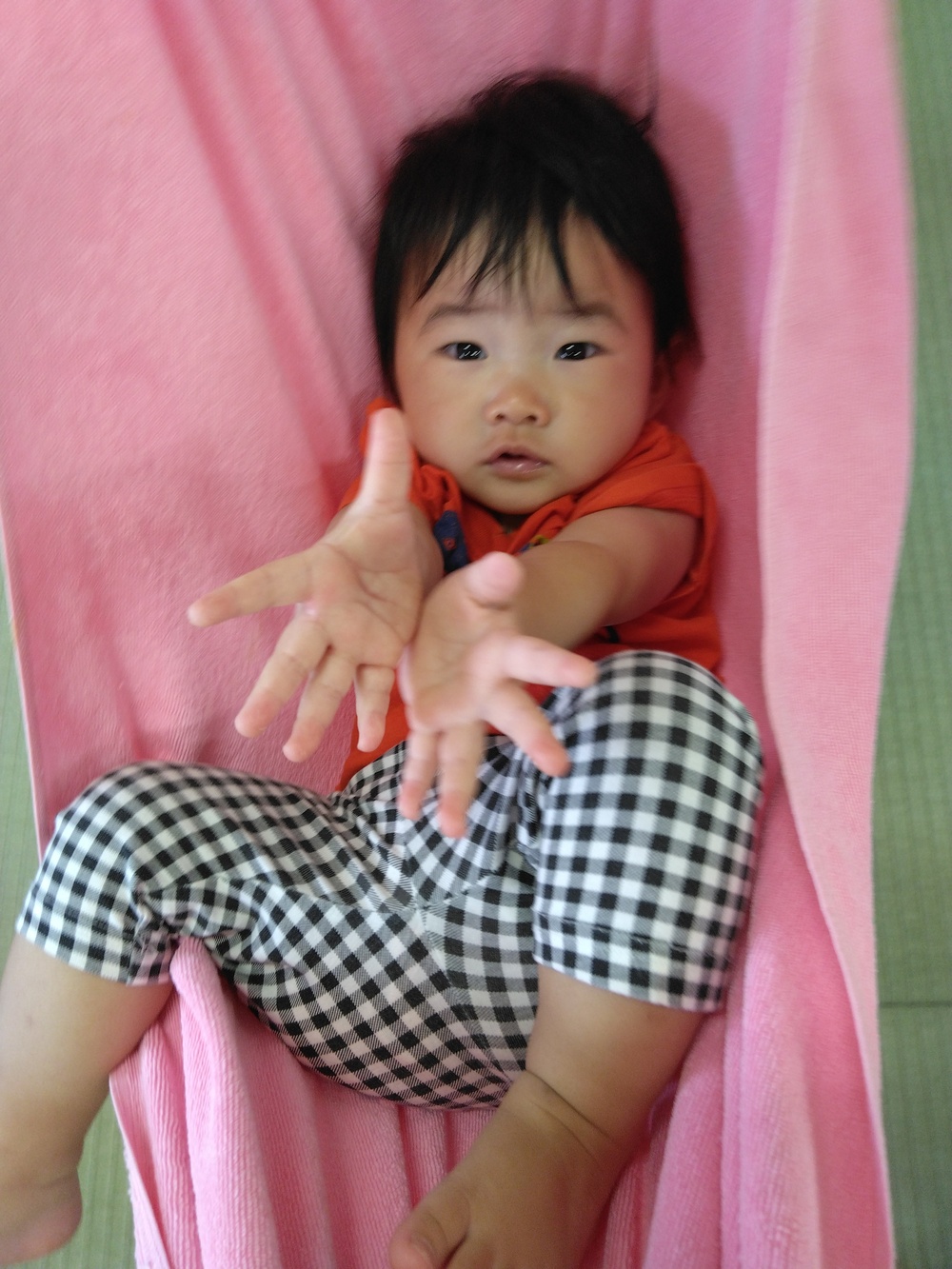 ハンモックに寝転ぶ子ども６