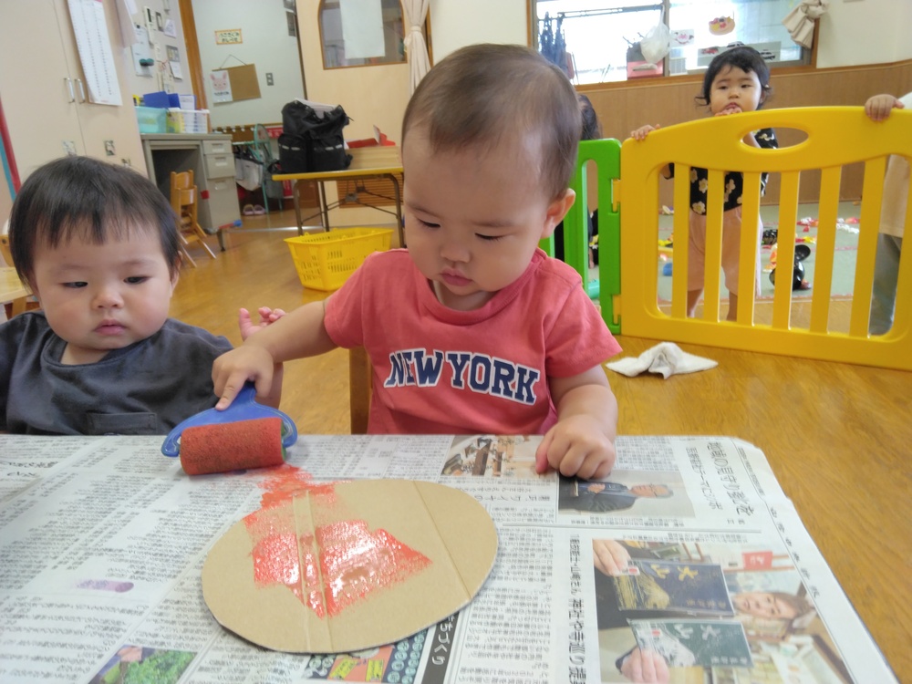 海の生き物製作を楽しむ子ども (1)