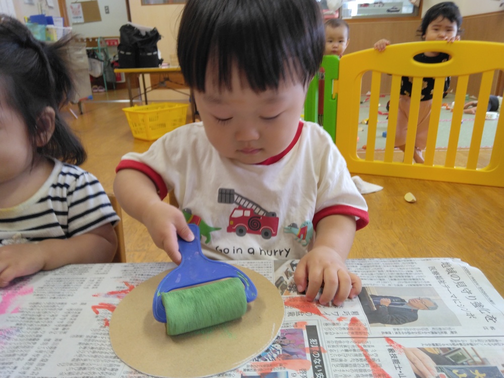 海の生き物製作を楽しむ子ども (2)