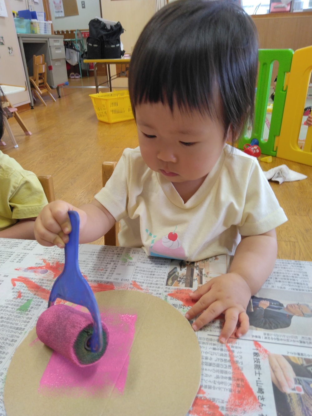 海の生き物製作を楽しむ子ども (3)