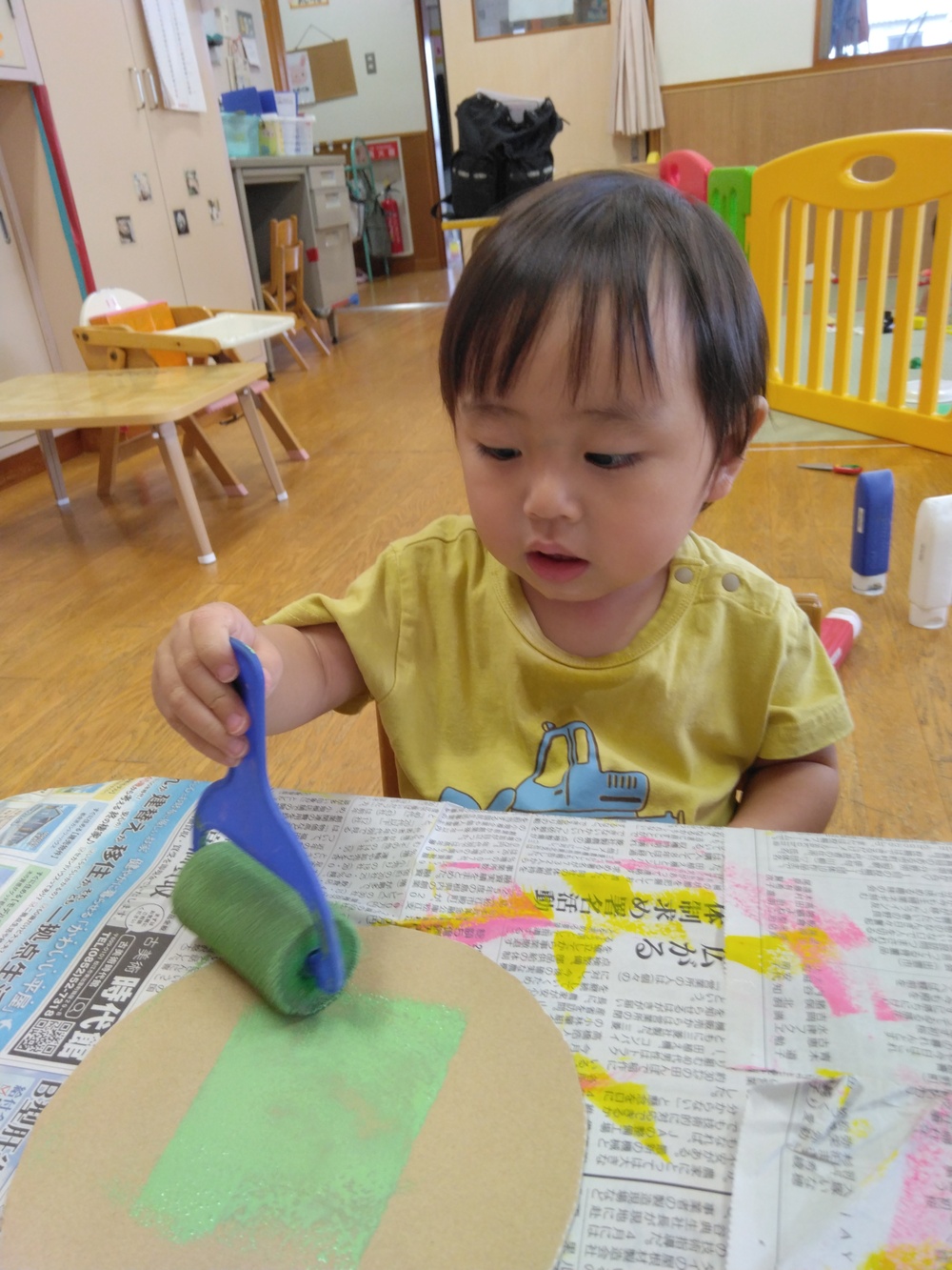 海の生き物製作を楽しむ子ども (4)