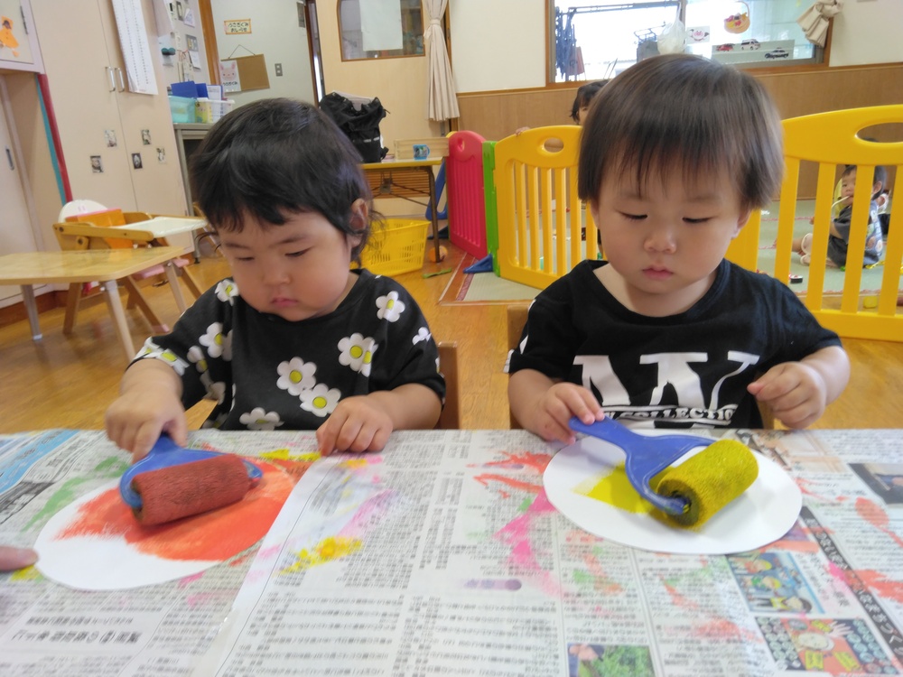 海の生き物製作を楽しむ子ども (5)