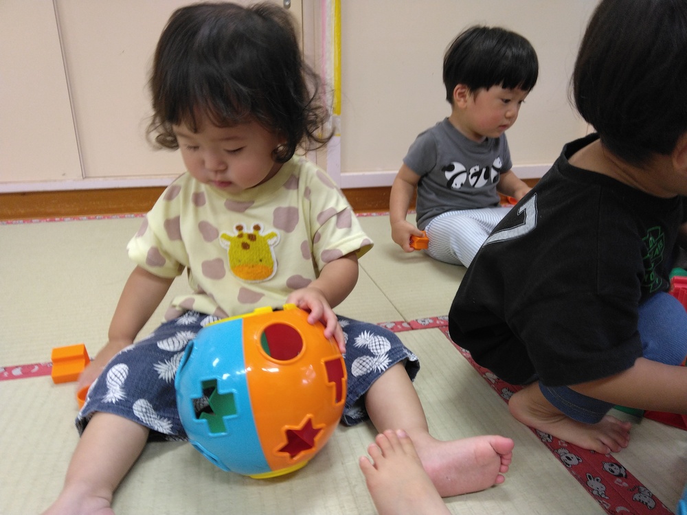 型はめブロックで遊ぶ子ども