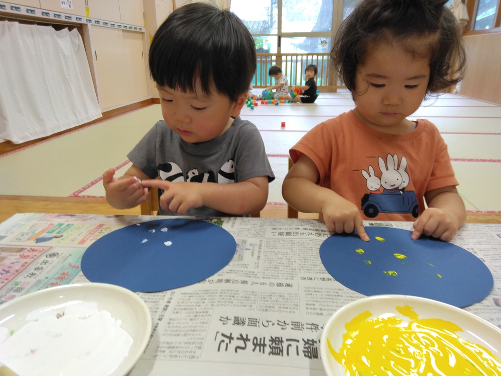製作をする子ども (2)