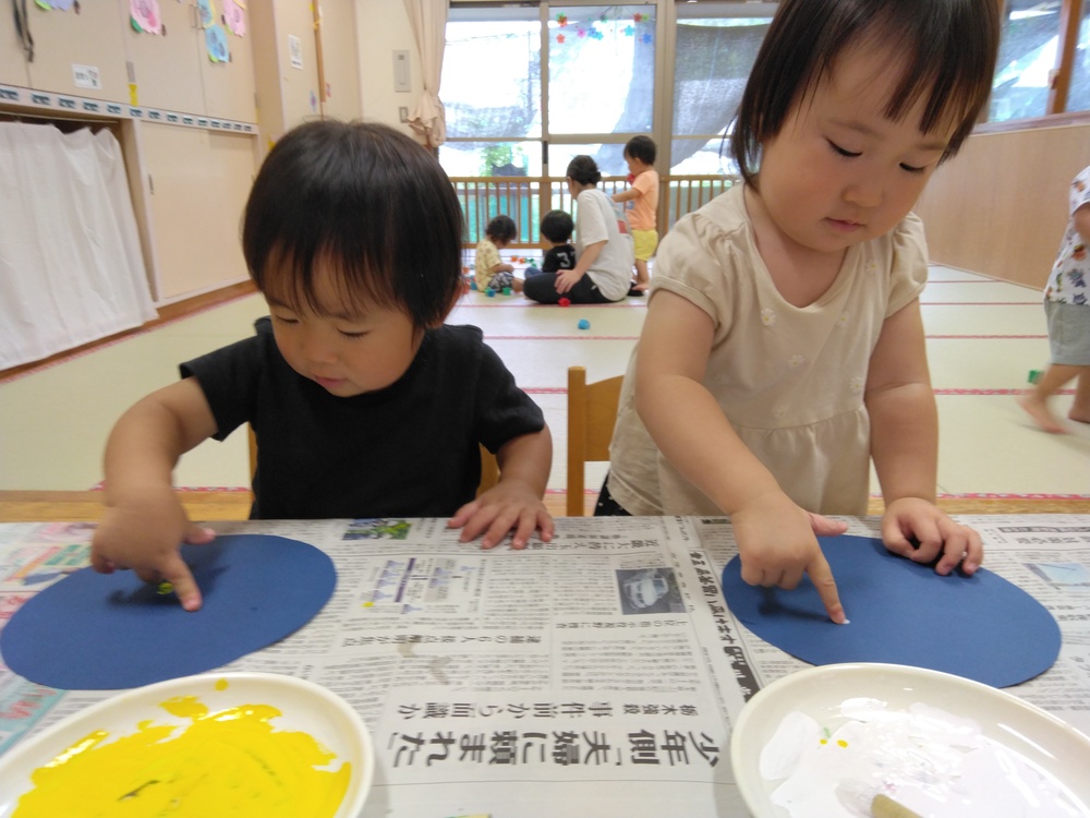 製作をする子ども (3)