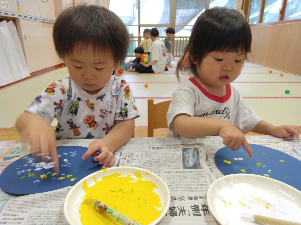 製作をする子ども (4)