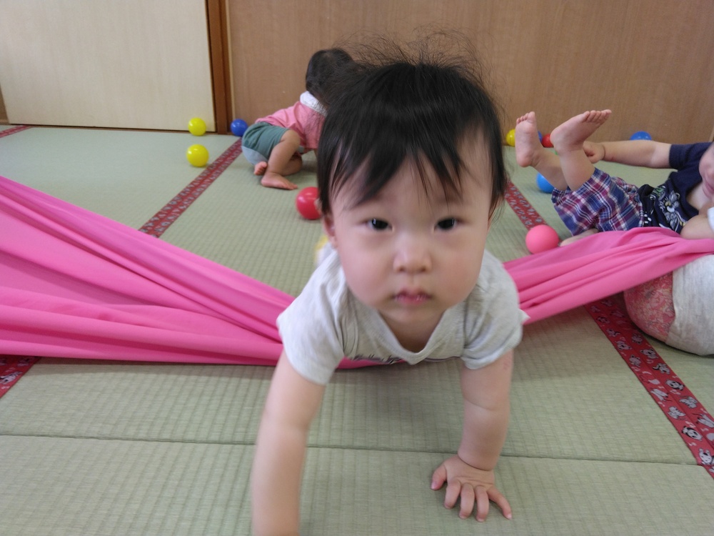 パラウエーブで遊ぶ子ども (3)