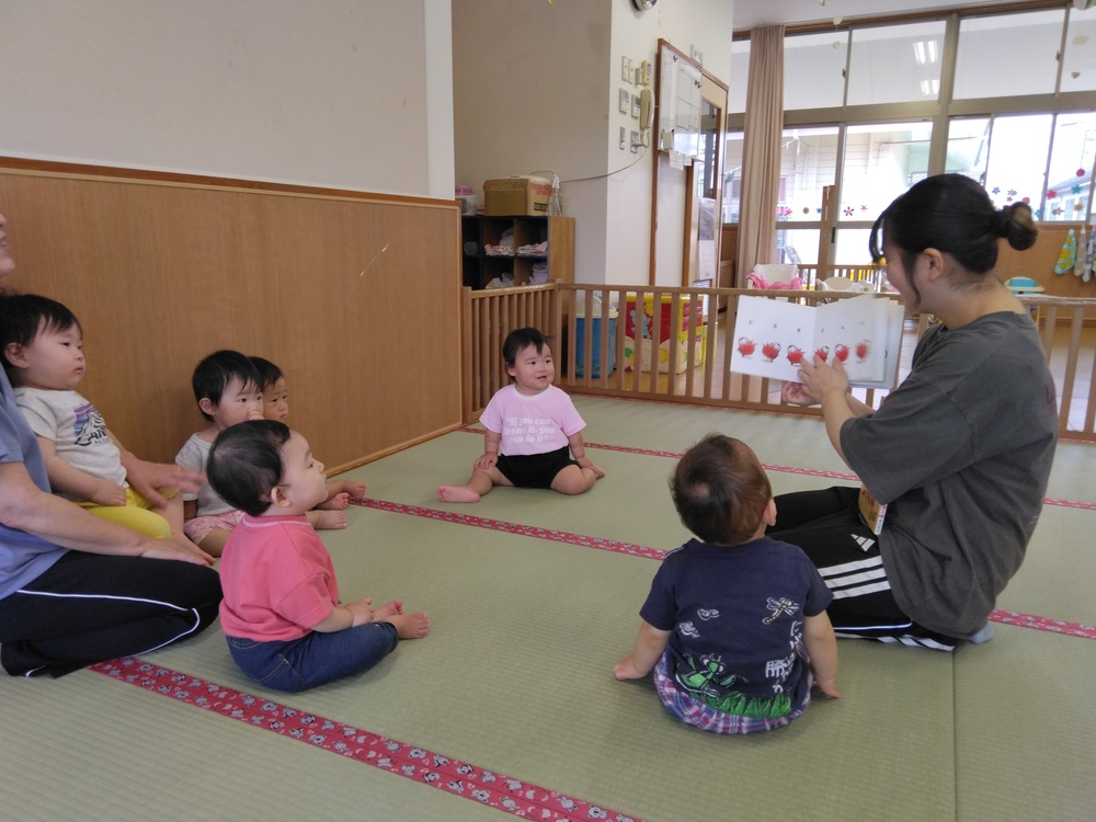 絵本を見る子ども