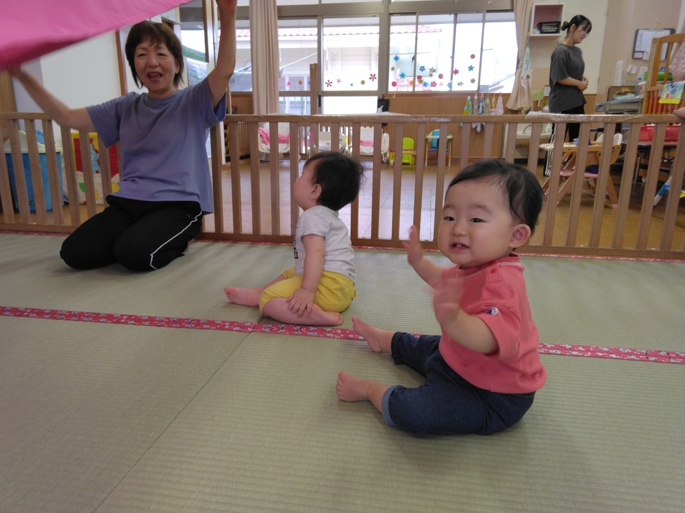 パラウエーブで遊ぶ子ども (2)