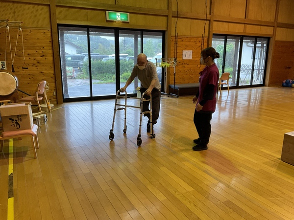 歩いています