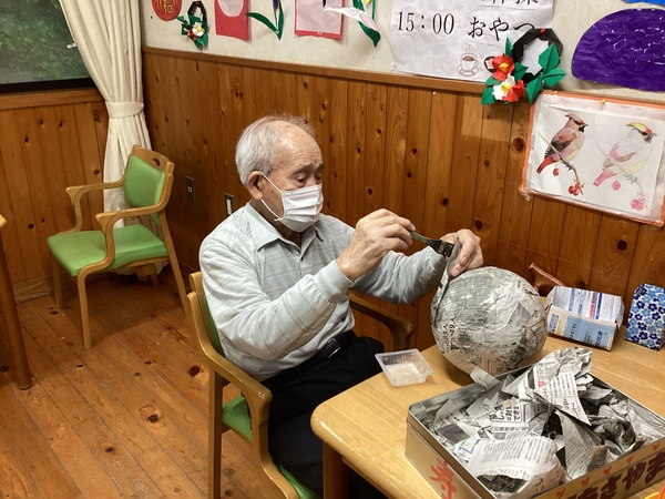 新聞紙を貼っています