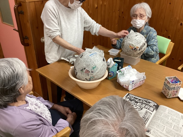 新聞紙貼っています
