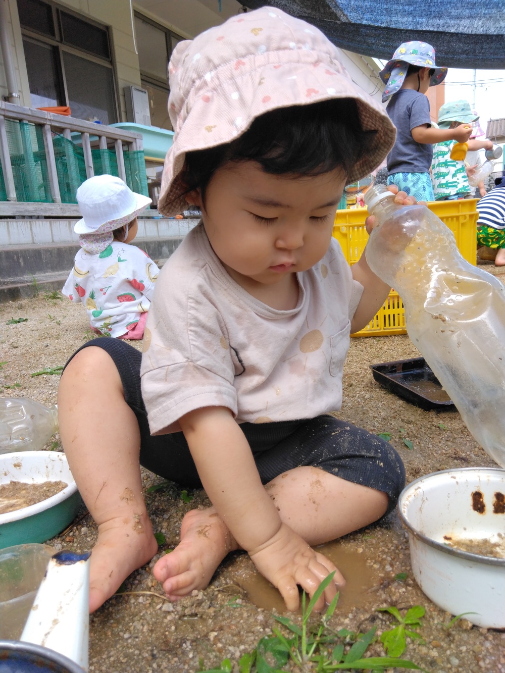 どろんこ遊びの様子⑴