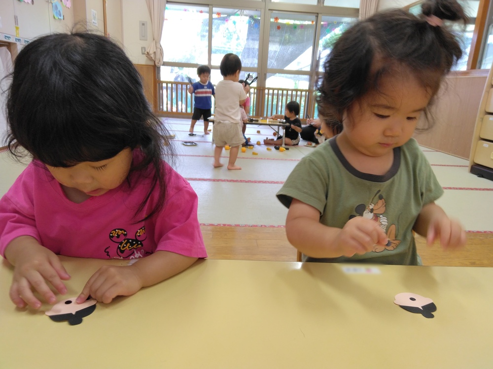シール貼りをする子ども (1)