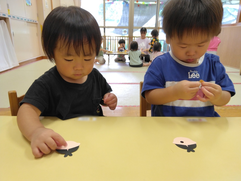 シール貼りをする子ども (2)