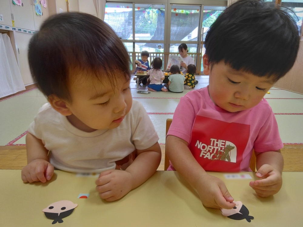 シール貼りをする子ども (3)