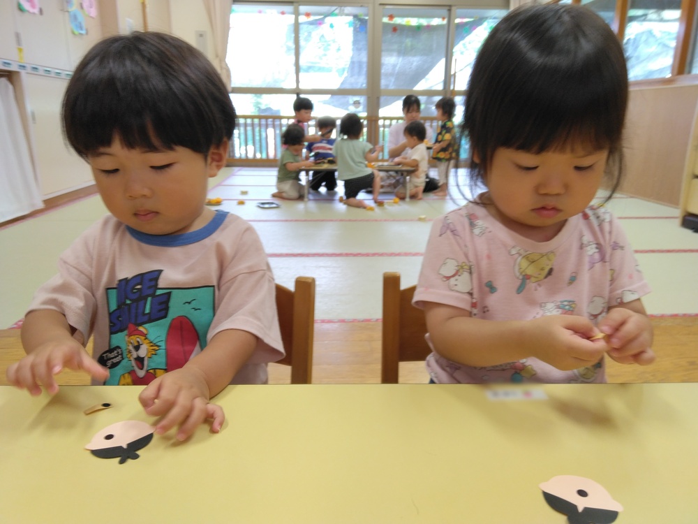 シール貼りをする子ども (4)