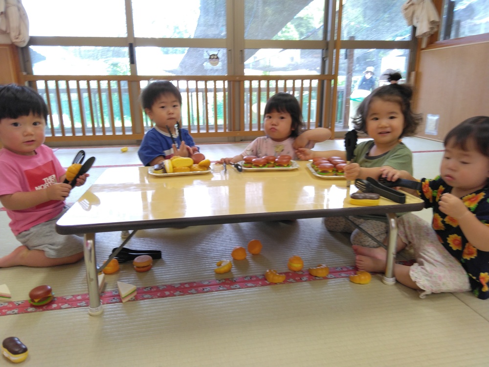 パン屋さんごっこをする子ども (2)