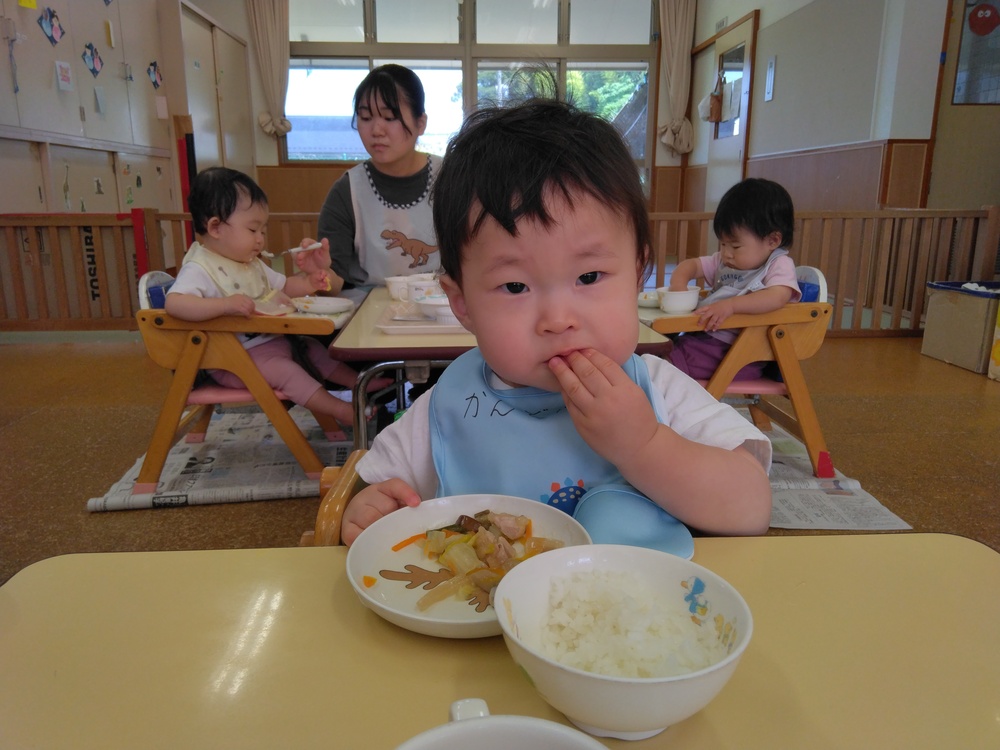 給食の様子３