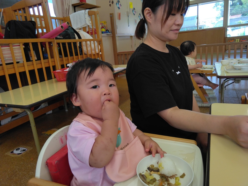 給食の様子２