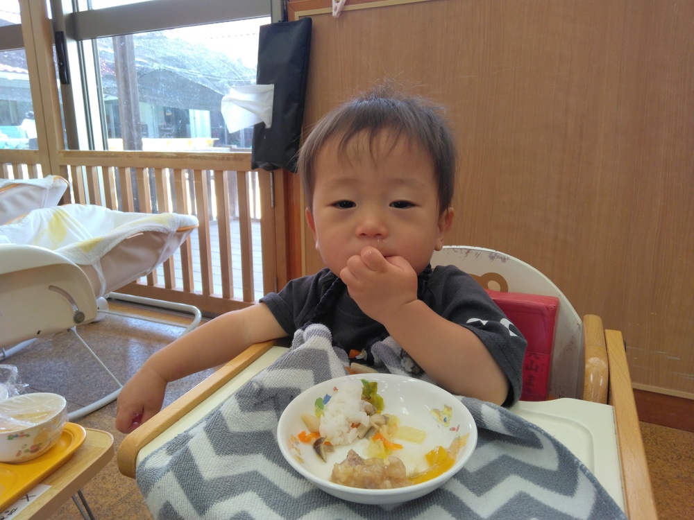給食の様子１