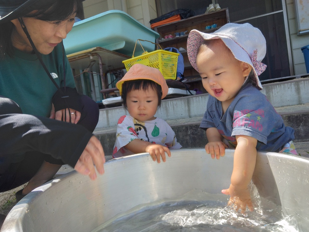 どろんこ遊びを楽しむ子ども (1)