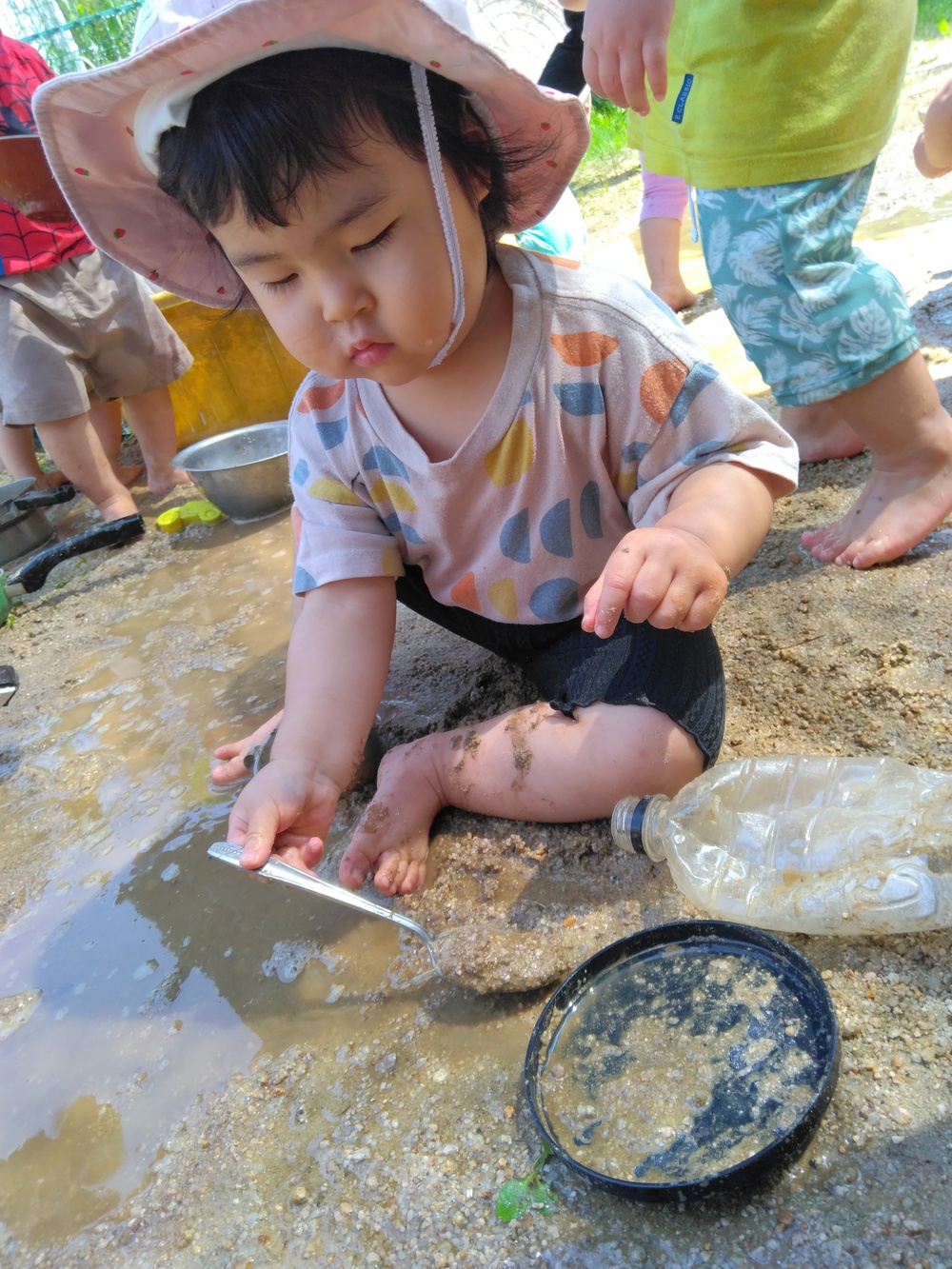 どろんこ遊びを楽しむ子ども (4)