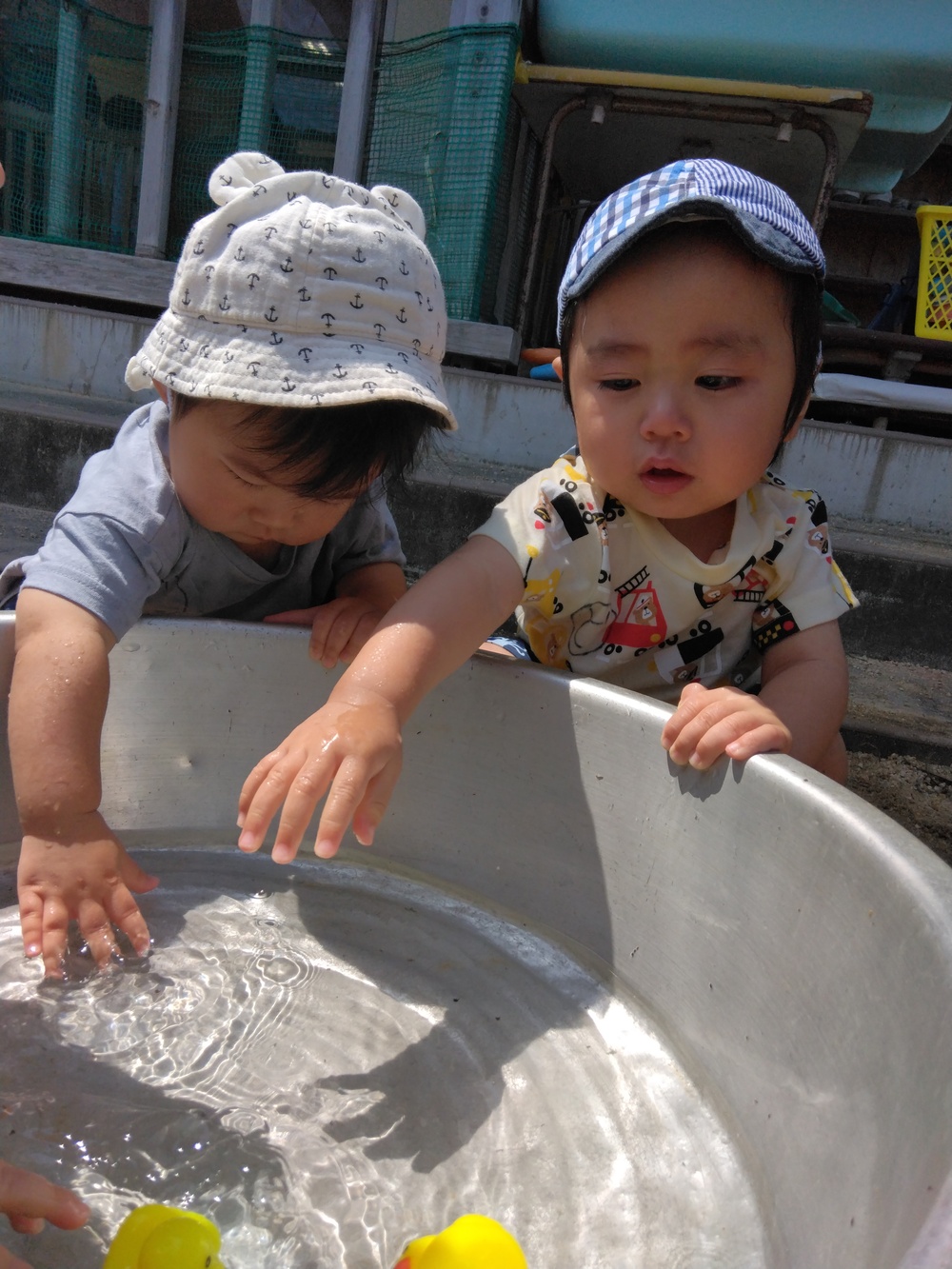 どろんこ遊びを楽しむ子ども (5)
