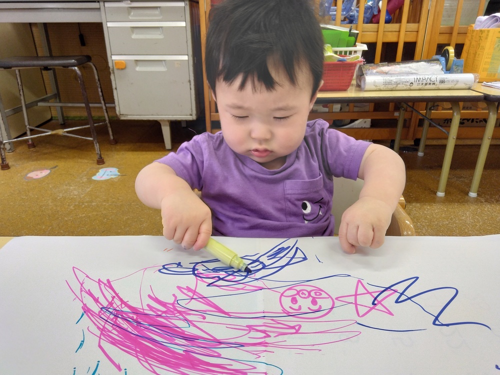 お絵描きの様子 (2)