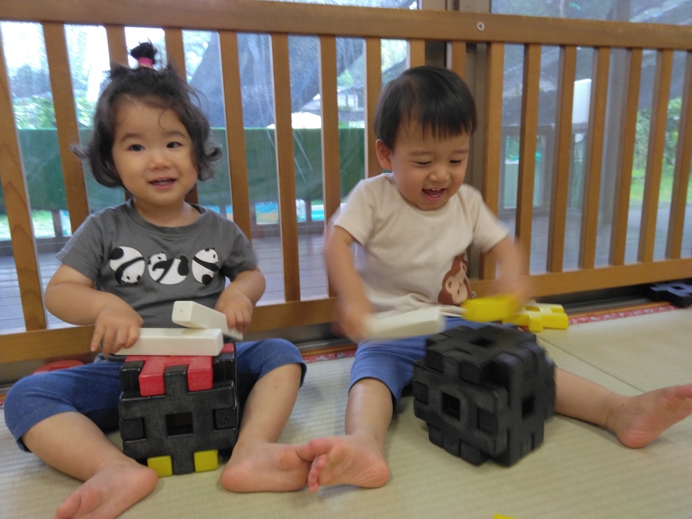 井形ブロックで遊ぶ子ども