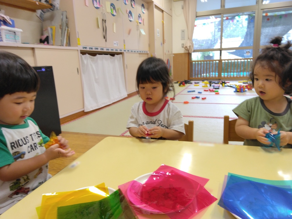 製作をする子ども (1)