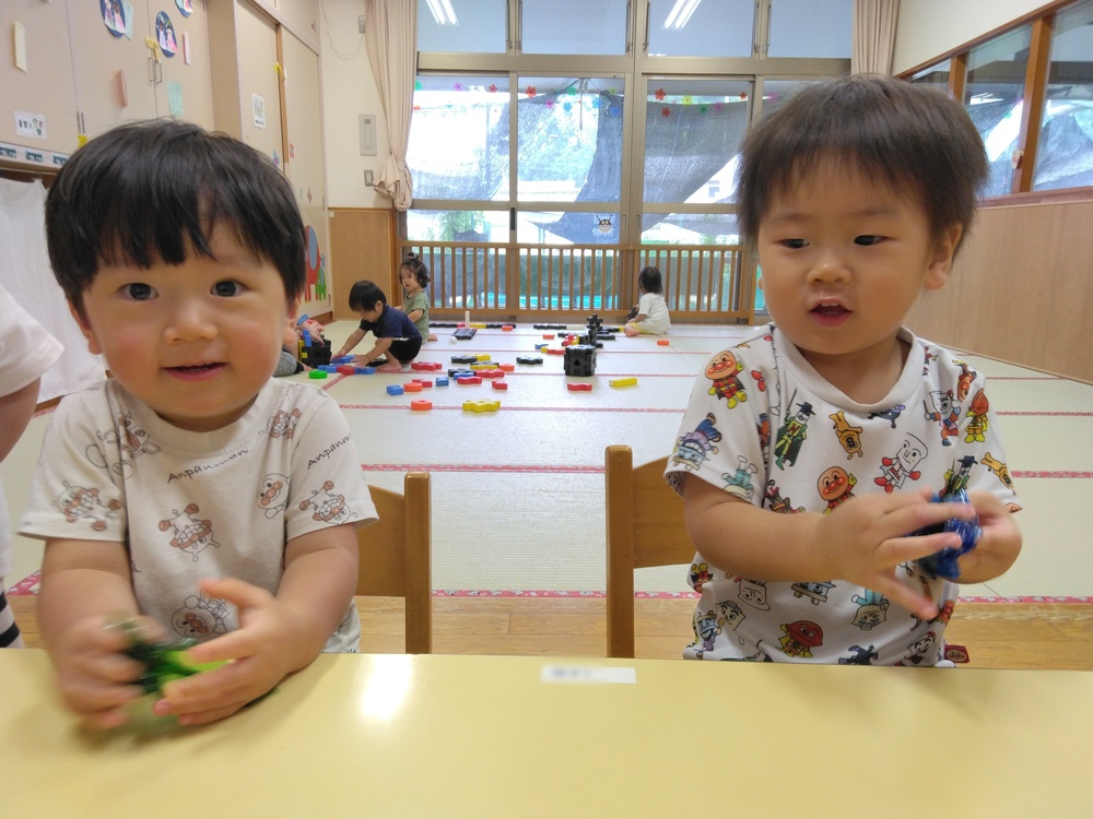 製作をする子ども (3)