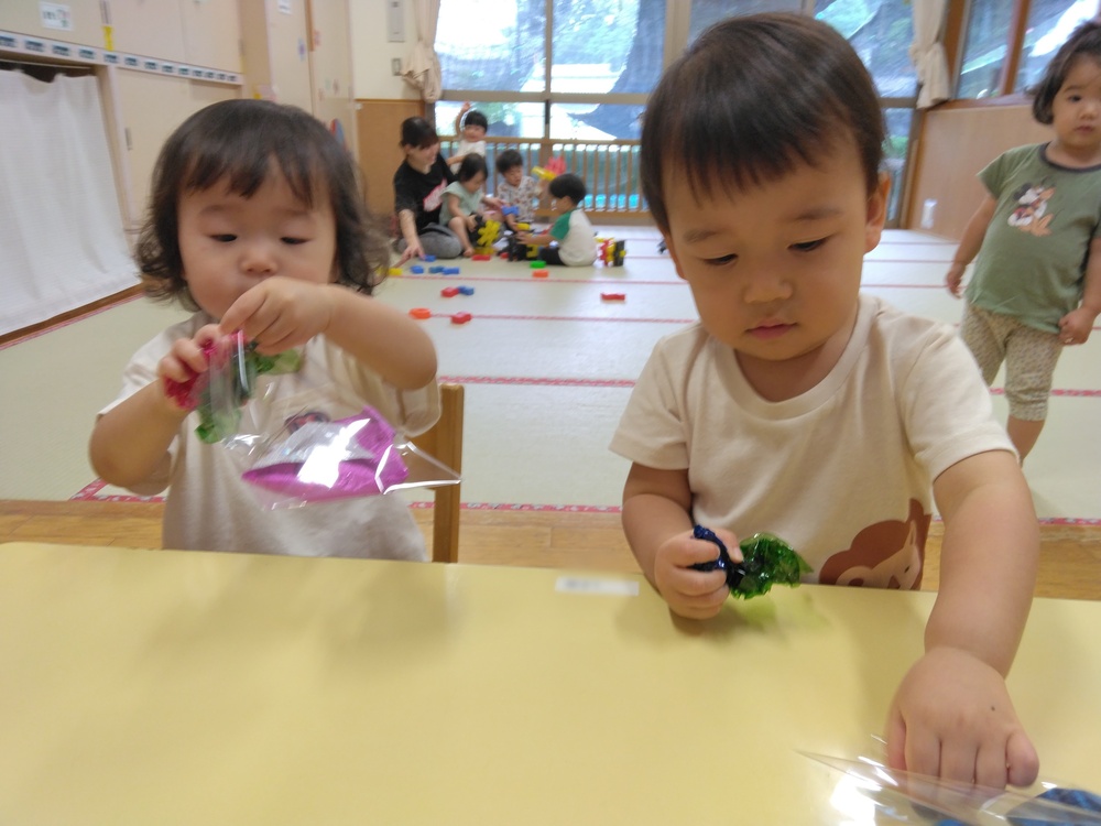 製作をする子ども (4)
