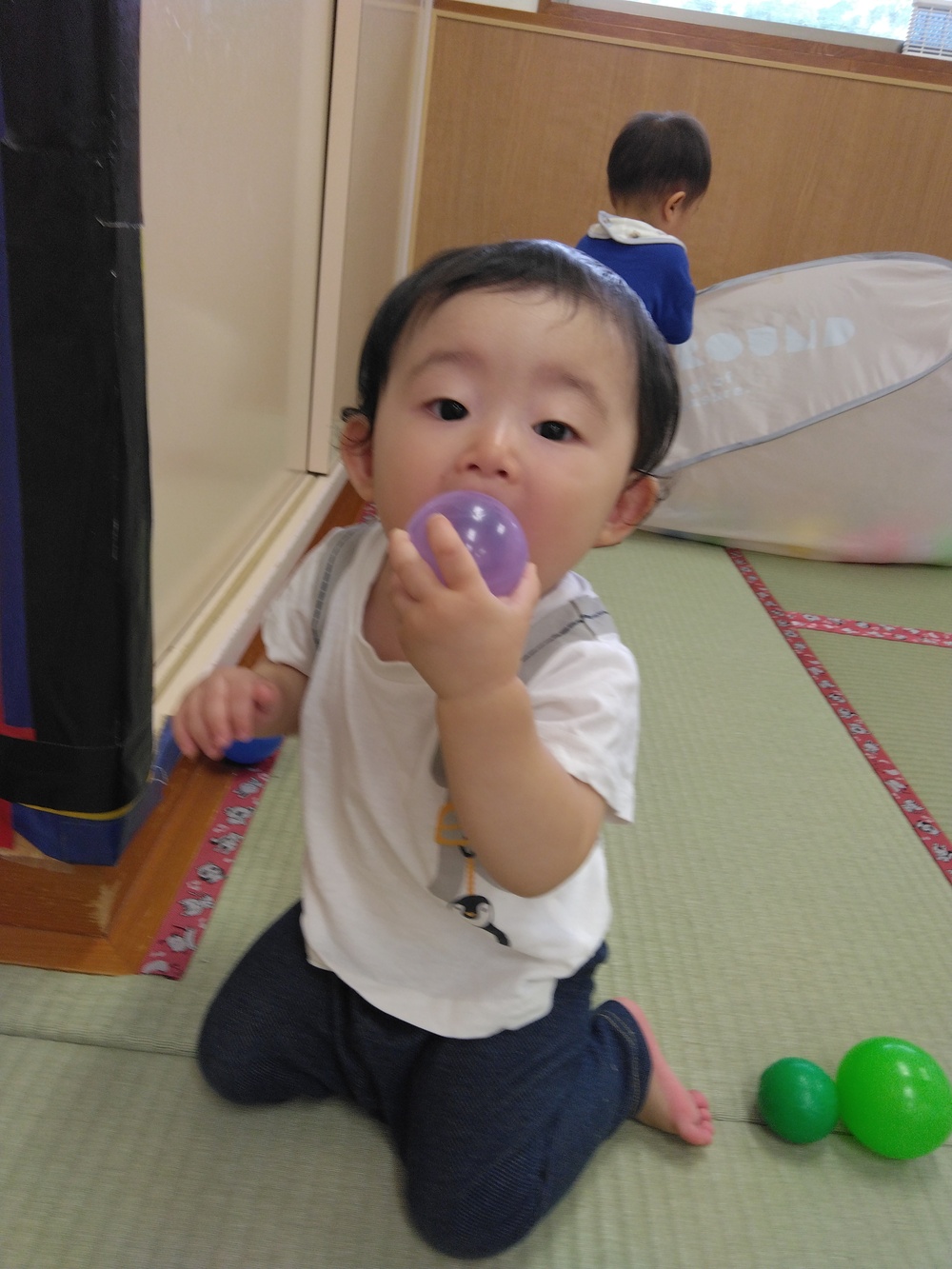 ボールで遊ぶ子ども　 (2)